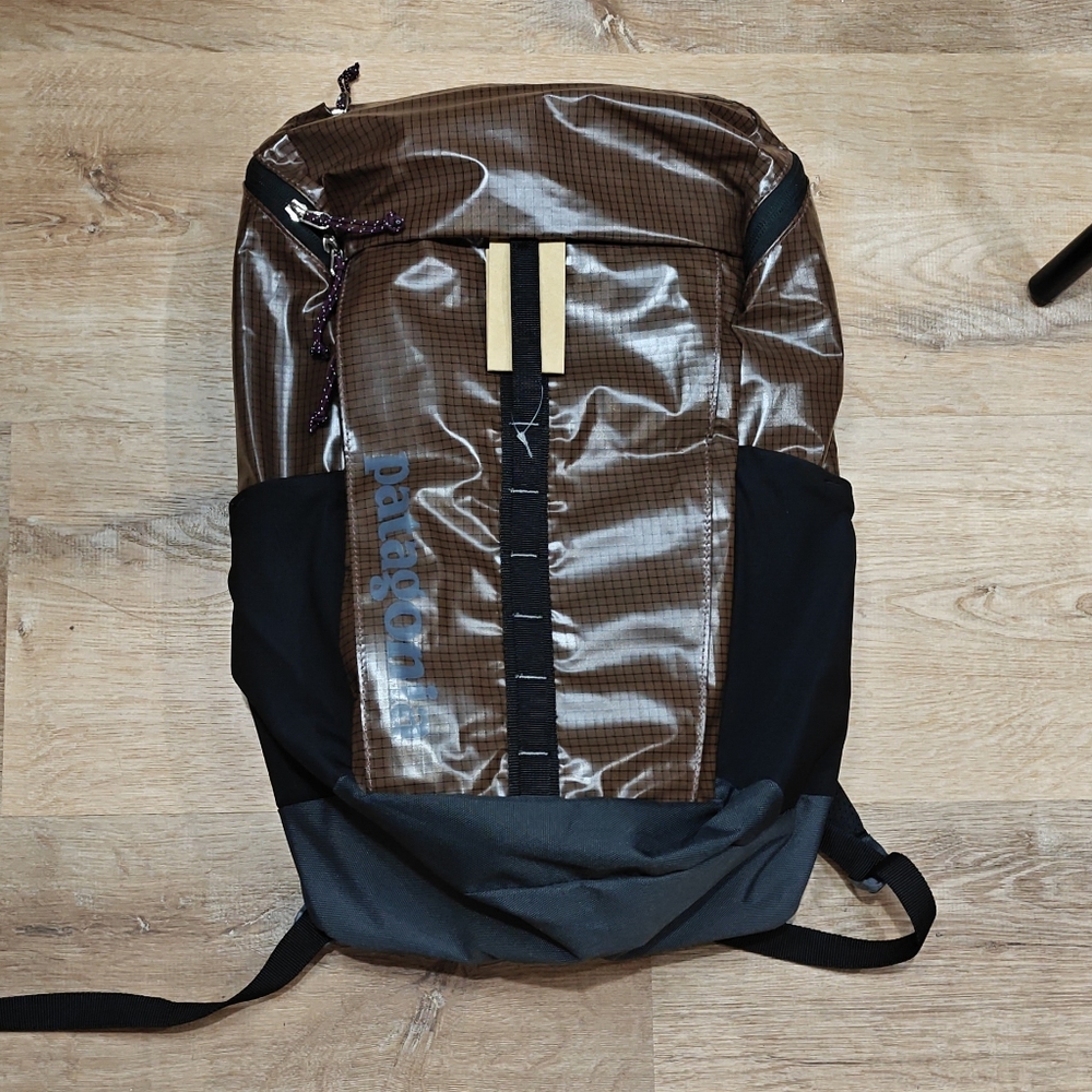 NWOT Patagonia Black Hole 23L Backpack